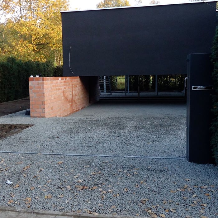 Easygravel 3XL grindmatten zwart aangelegd met Basalt split