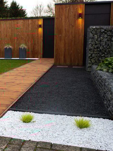 Basalt split 5 - 8mm i.c.m. Crystal white split aangelegd