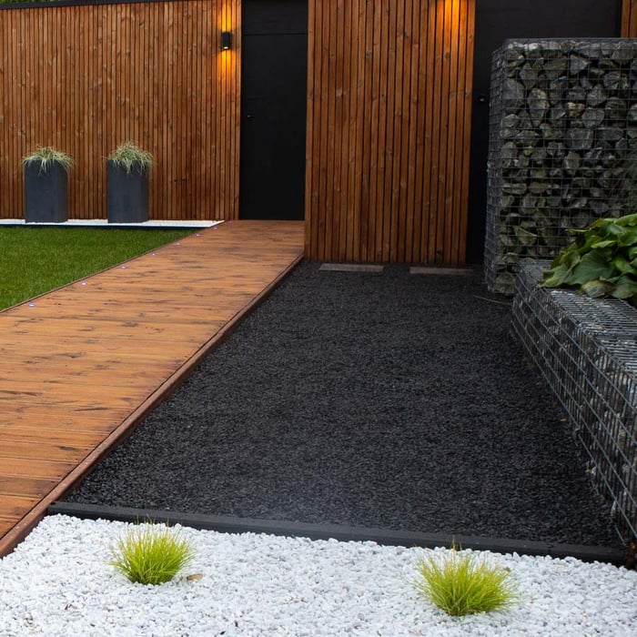Basalt split 5 - 8mm i.c.m. Crystal white split aangelegd