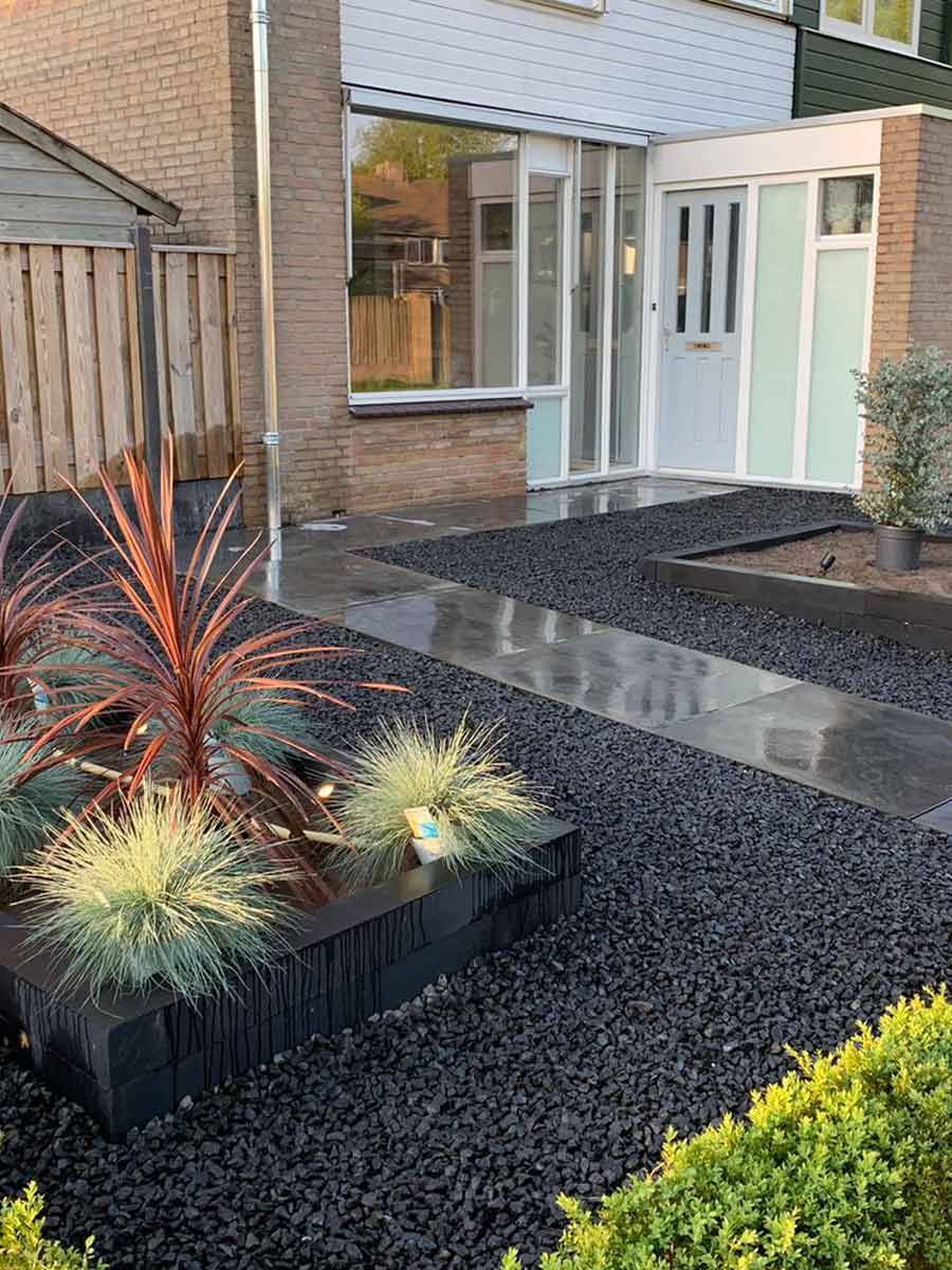 Basalt split 16 - 32mm aangelegd