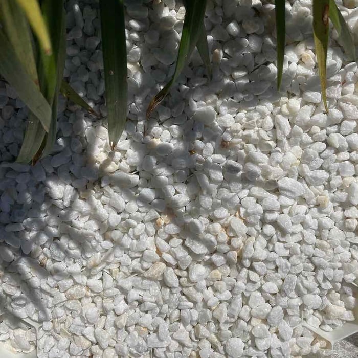 EuroGravel grindmatten PLUS Wit aangelegd met Crystal White split, gevuld zijn deze onzichtbaar