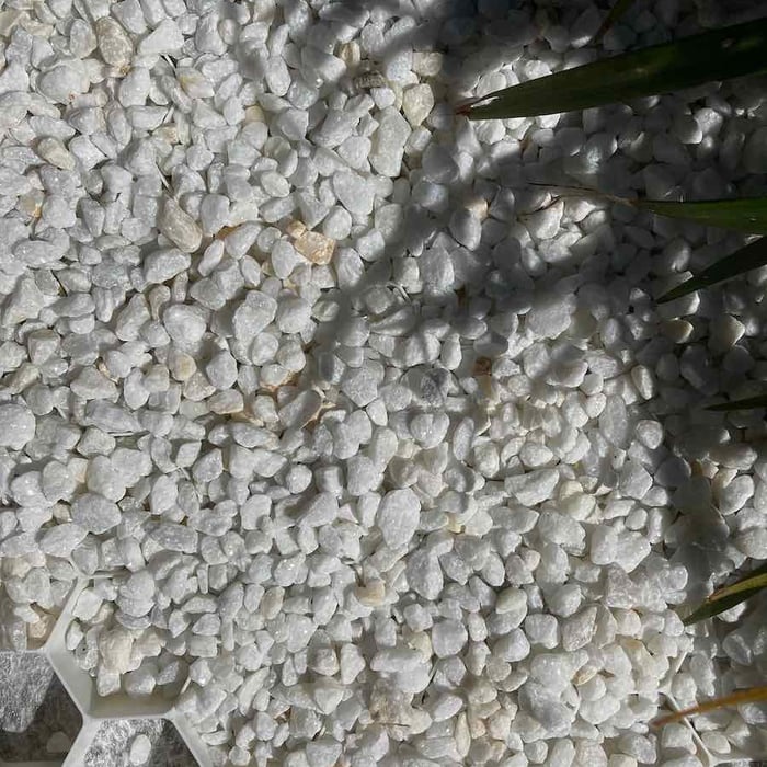 EuroGravel grindmatten PLUS Wit aangelegd met Crystal White split, gevuld zijn deze onzichtbaar