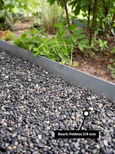 Multi-Edge ADVANCE afboording verzinkt aangelegd i.c.m. Beach Pebbles 5 - 8mm
