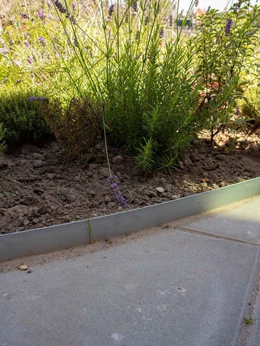Multi-Edge ADVANCE Afboording Verzinkt 200 x 20cm aangelegd