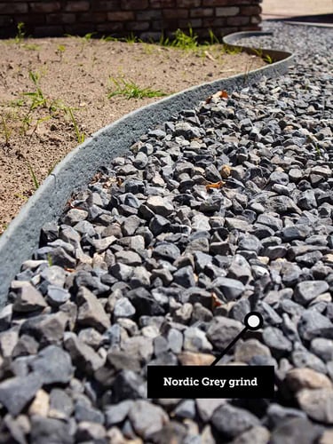 Multi-Edge ECO borderrol 20m lengte, 14cm hoogte, kleur grijs, aangelegd i.c.m. Nordic Grey grind