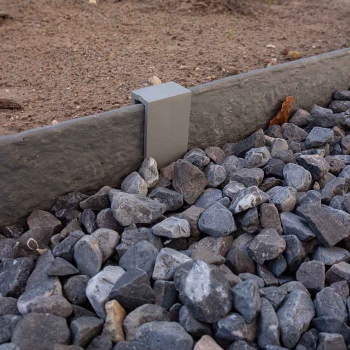 Multi-Edge ECO paaltjes grijs aangelegd via voorzijde / zichtzijde