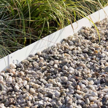 Multi-Edge METAL Afboording (wit) aangelegd met wit grind